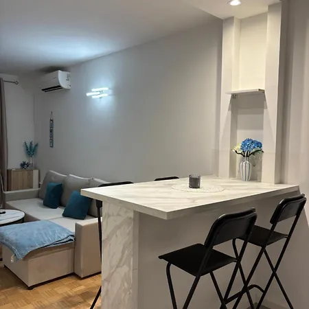 Champagne Apartment *